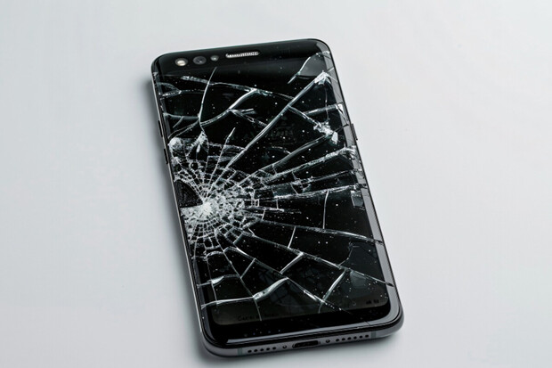 Prasklý displej a mýtus „domácí opravy“