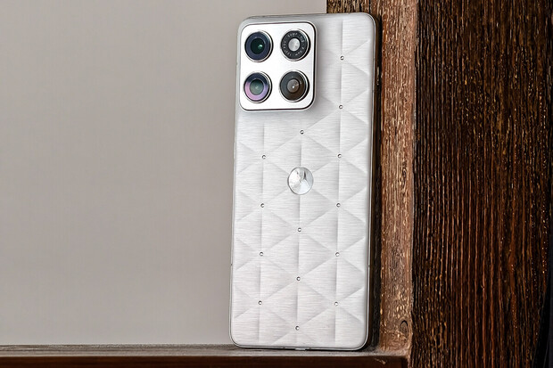 Vadí, že propásla Valentýn? Motorola Edge 70 Swarovski okouzlí už na první pohled