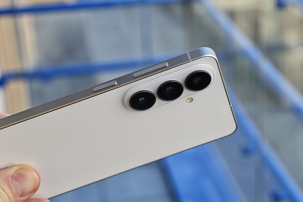 Kompaktní Samsung Galaxy S26 vs. Galaxy S25: k jakým změnám došlo?