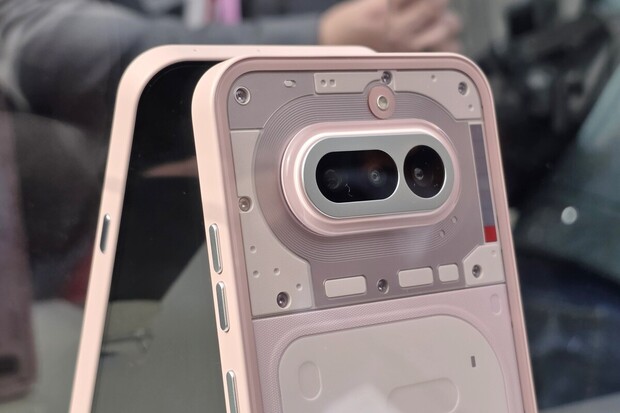 Nothing Phone (4a) ještě před premiérou? Prohlédli jsme si růžovou variantu