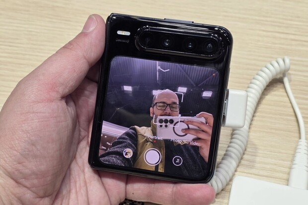 Kompaktní zápisník? Huawei Pura X je široké véčko s ohebným displejem