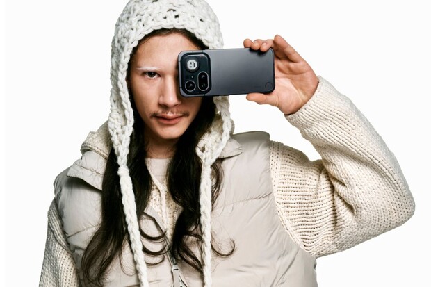 Extravagantní Nothing Phone (4a) Pro boduje hliníkovým tělem, Glyphem i 140x zoomem 