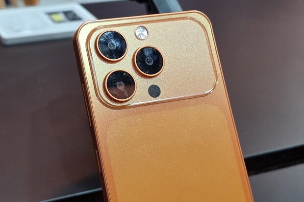 Oukitel je král imitací. Prohlédli jsme si kopie nových iPhonů i Samsungů