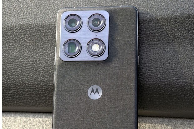 Motorola Signature je neuvěřitelně tenká vlajka útočící na vaše smysly i rozum