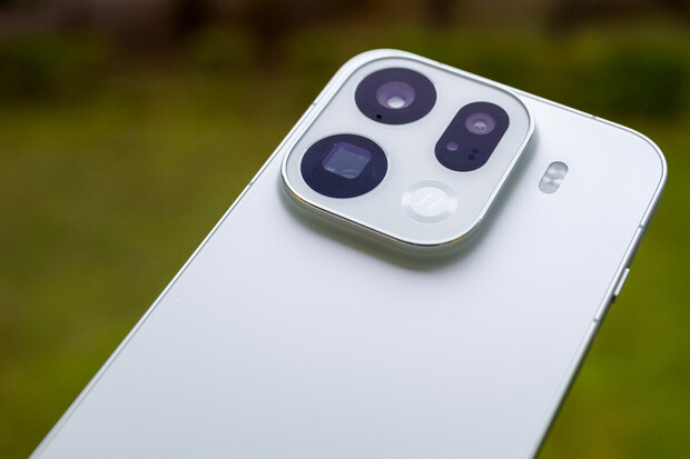 Oppo Find X9 Pro kraluje 200 Mpx teleobjektivem. Teď je o 7 000 Kč levnější