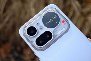 Takto fotí Nothing Phone (4a) Pro: stylovka s displejem na zádech i teleobjektivem