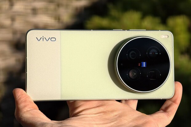 Telefon, nebo ultimátní fotoaparát? Rozbalujeme skvostné Vivo X300 Ultra