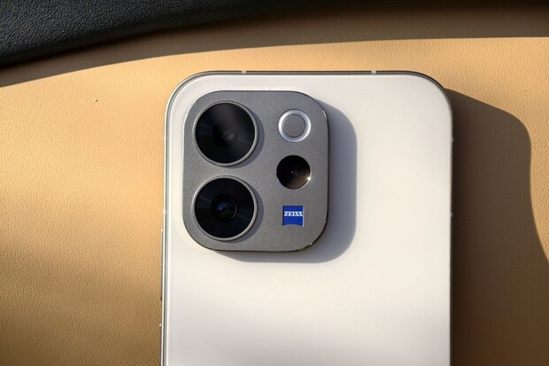 Podívejte se, jak fotí zbrusu nové Vivo V70 s optikou ZEISS a 3× teleobjektivem