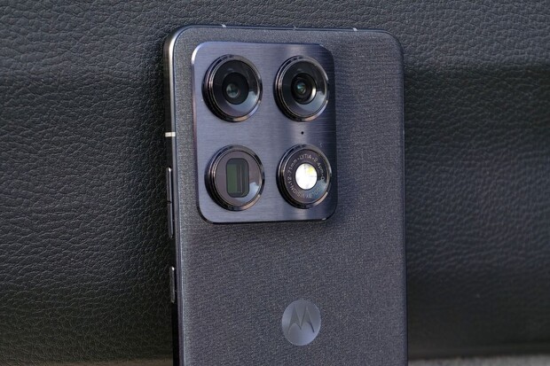 Noční Praha objektivem Motoroly Signature: Poradí si s temnými scénami i portrétem?