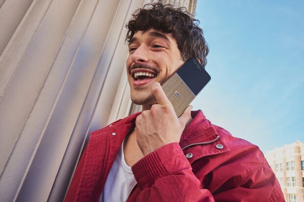 Ohebné véčko pro nejnáročnější? Razr 70 Ultra ohromí obří baterií i displejem