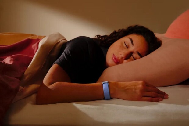Méně displeje, více AI: Google představuje minimalistický Fitbit Air s lákavou cenou