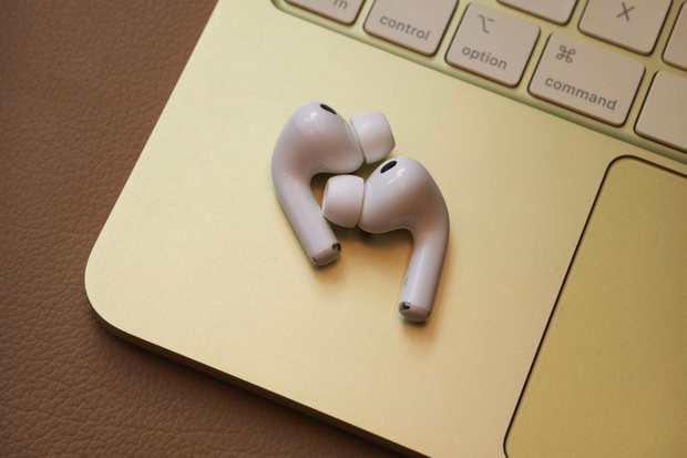 Apple v Česku oficiálně spouští funkci „Sluchadlo“ i měření jako od audiologa