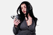 Nothing má první globální ambasadorku. Stala se jí Charli XCX
