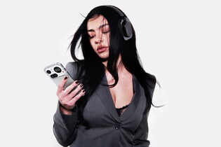 Nothing má první globální ambasadorku. Stala se jí Charli XCX