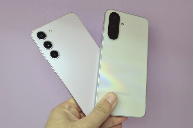Samsung zrychluje. One UI 8.5 zamířilo na řadu Galaxy S23 a loňská Áčka