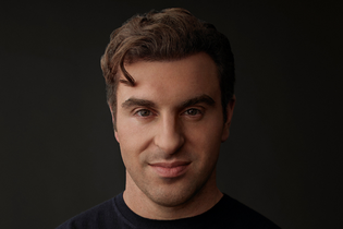 Další velký hráč? Šéf Airbnb Brian Chesky staví vlastní umělou inteligenci