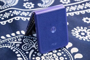 Testujeme luxusní véčko Motorola Razr 70 Ultra, oslní Alcantarou i obří baterií