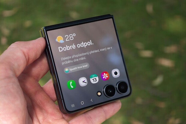 Galaxy Z Flip8 sází na štíhlejší pas, výraznějších novinek je ale jako šafránu