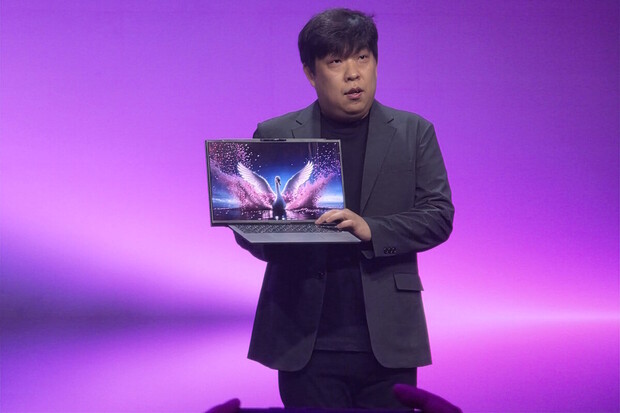 Vezme vás pod svá křídla. Lenovo ukázalo roztahovací notebook Swan