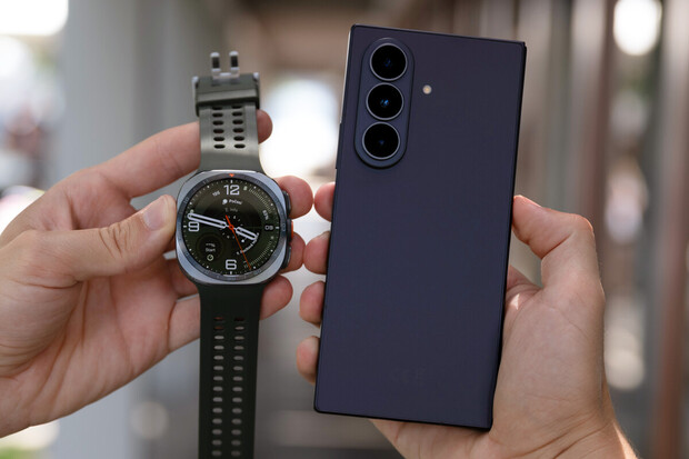 Samsung naděluje 50% slevu na Galaxy Watch Ultra2. Stačí si k nim vybrat  nový telefon