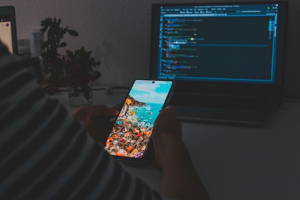 Konec frustrace z padajícího ladění: Google vydává ADB Wi-Fi 2.0
