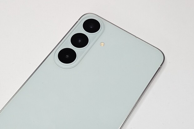 Bude to fanouškům stačit? Fotíme s novým Samsungem Galaxy S26 FE