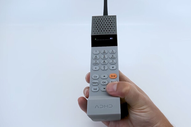 Jak bojovat se závislostí na smartphonu? Třeba takovýmto retro kouskem