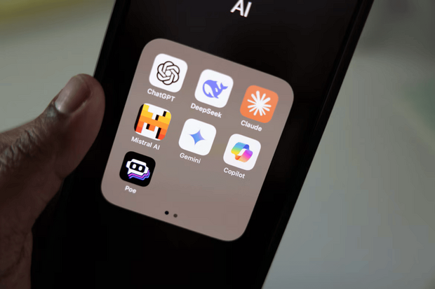 Pořádná konkurence pro Gemini a ChatGPT. Na Android a iOS přichází Claude Duet