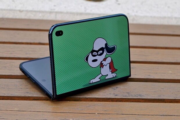 Kamerka pod displejem i tančící Snoopy. Jak fotí nový iPhone Duo?