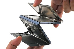 Rozebrali první skládací iPhone. Mechanismus pantu vzbuzuje obavy