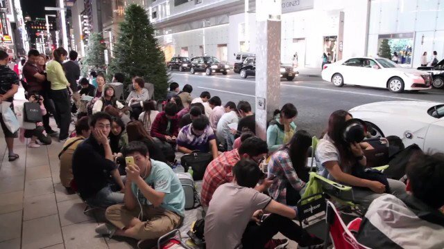 Japonští fanoušci čekají na nové iPhony 6