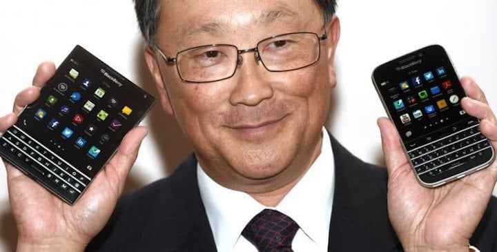 John Chen ukazující BlackBerry Classic a BlackBerry Passport