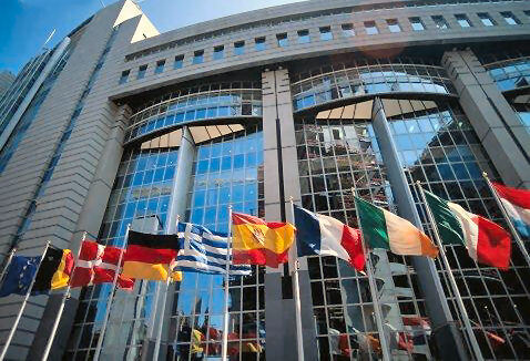 Komise EU chce ukončit přemrštěné poplatky v zahraničí