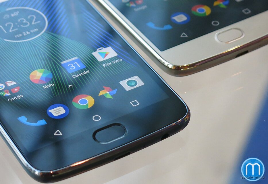 Lenovo Moto G5 Plus v černé a zlaté barvě