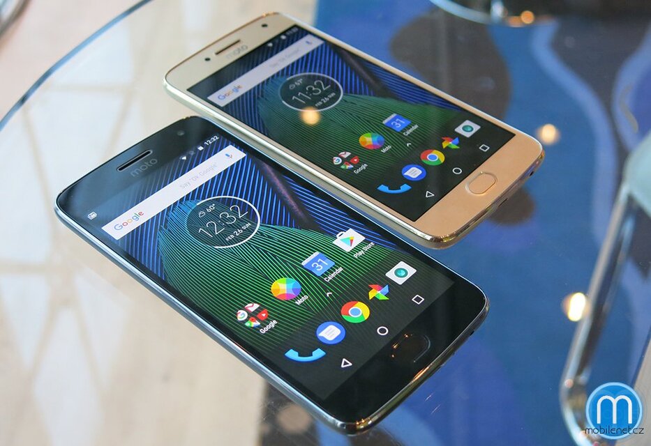 Lenovo Moto G5 Plus v černé a zlaté barvě