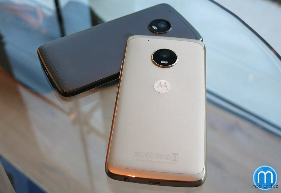 Lenovo Moto G5 Plus v černé a zlaté barvě