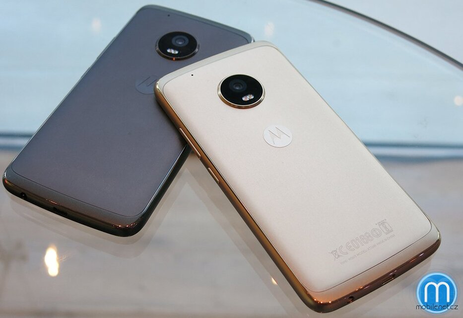 Lenovo Moto G5 Plus v černé a zlaté barvě