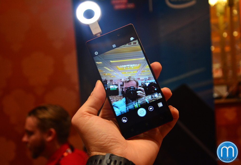 Lenovo selfie blesk