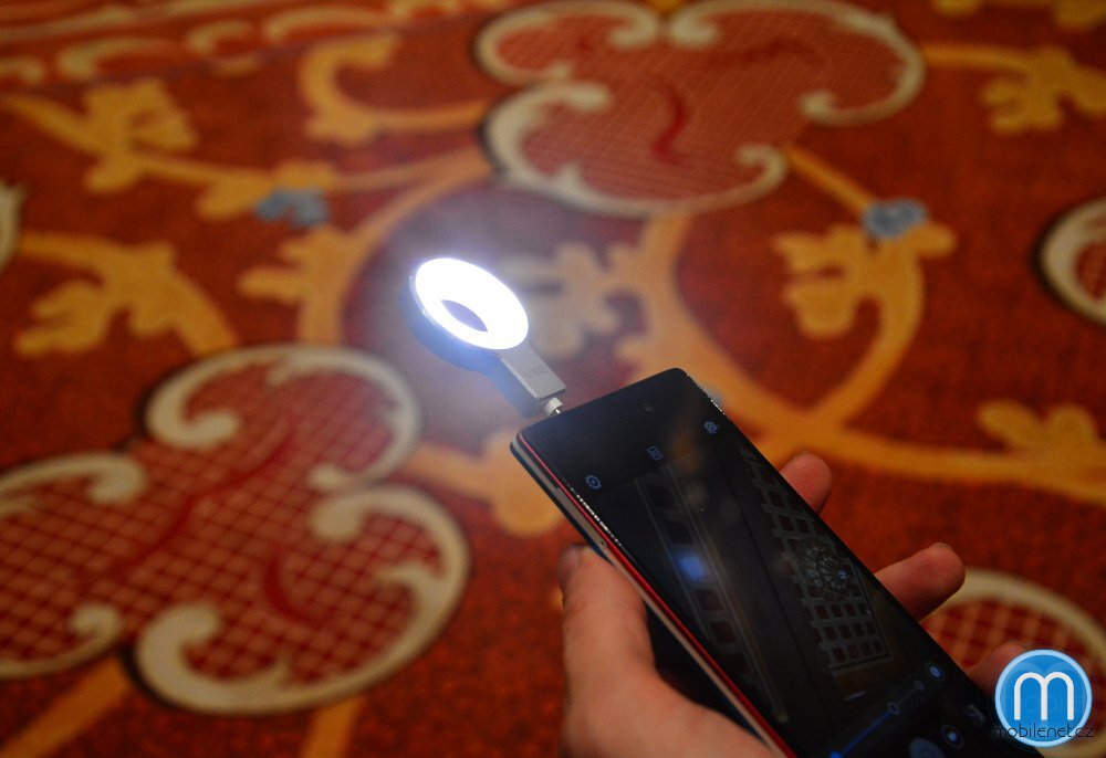 Lenovo selfie blesk