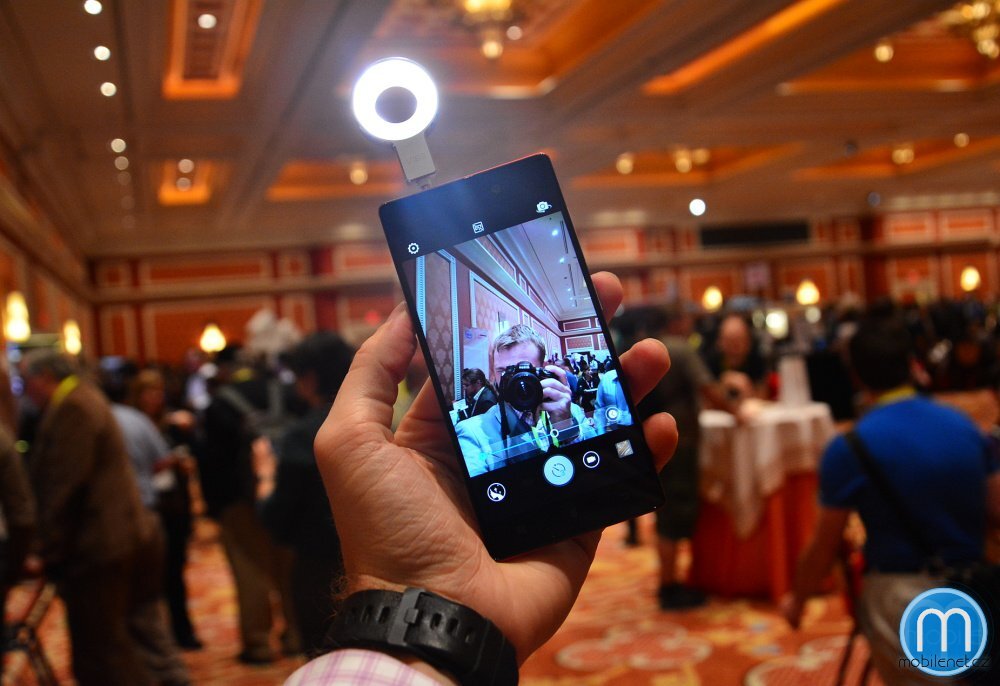 Lenovo selfie blesk