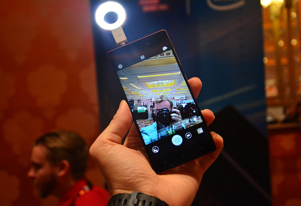 Lenovo selfie blesk