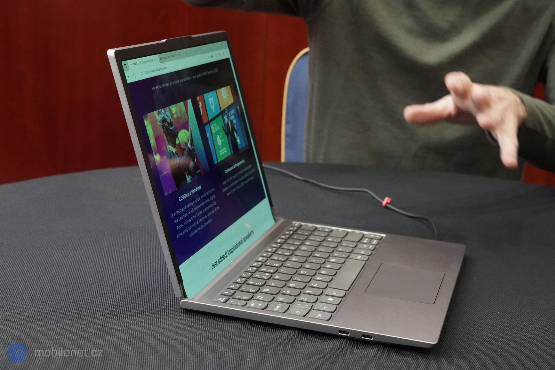 Lenovo ThinkPad rolovací displej