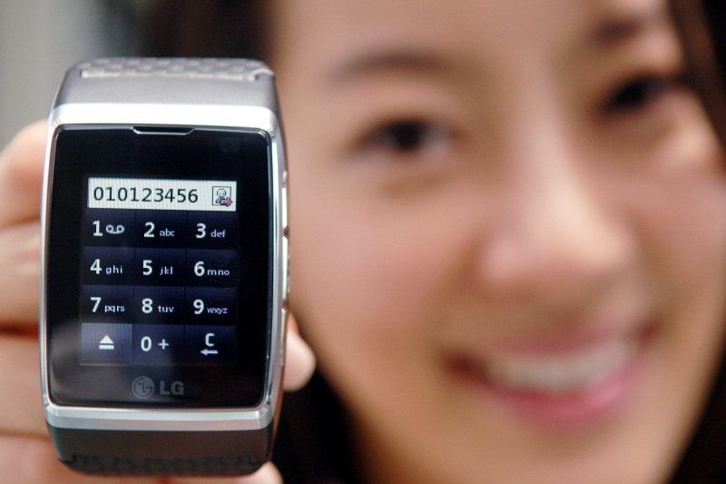 LG GD910: mobil v hodinkách se začíná prodávat