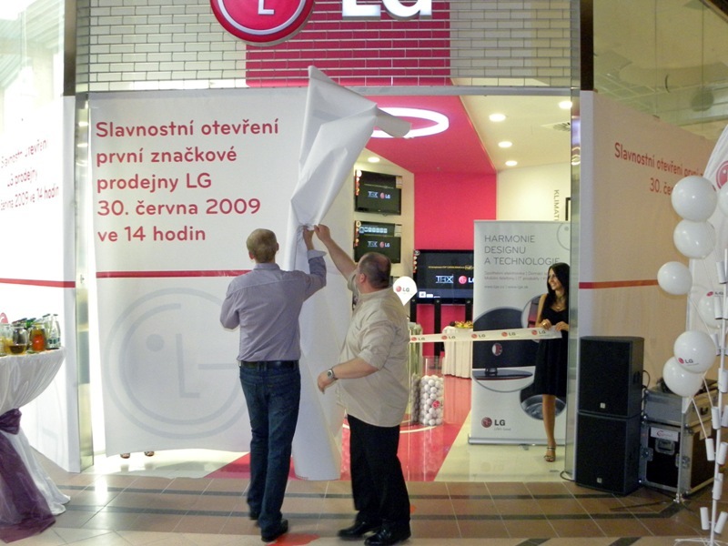 LG otevřelo první značkovou prodejnu v ČR: telefony nechybí