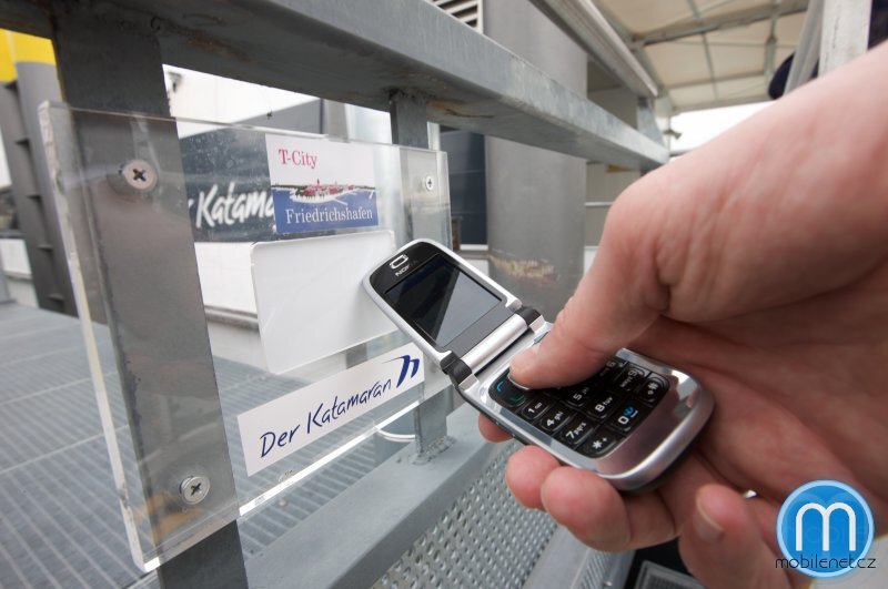 Lístek na katamarán bylo možné zaplatit přes NFC mobilem