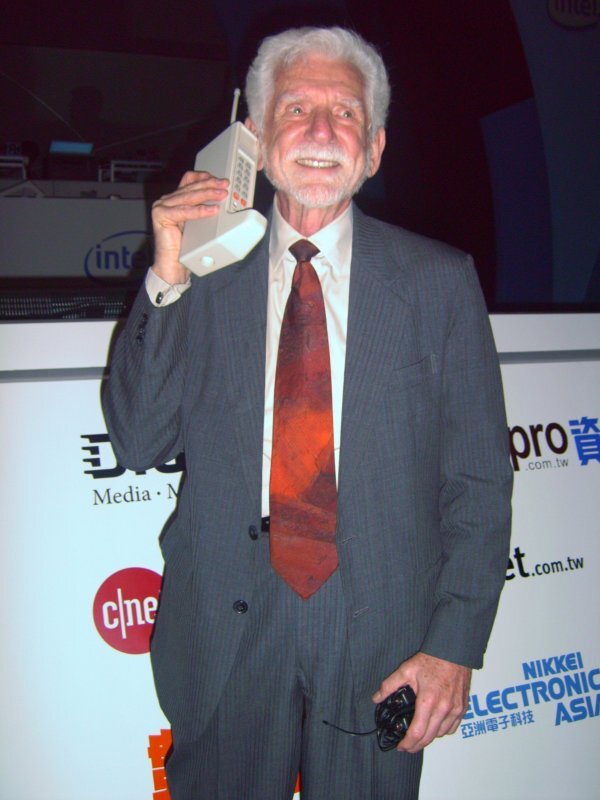 Martin Cooper s telefonem DynaTAC v roce 2007