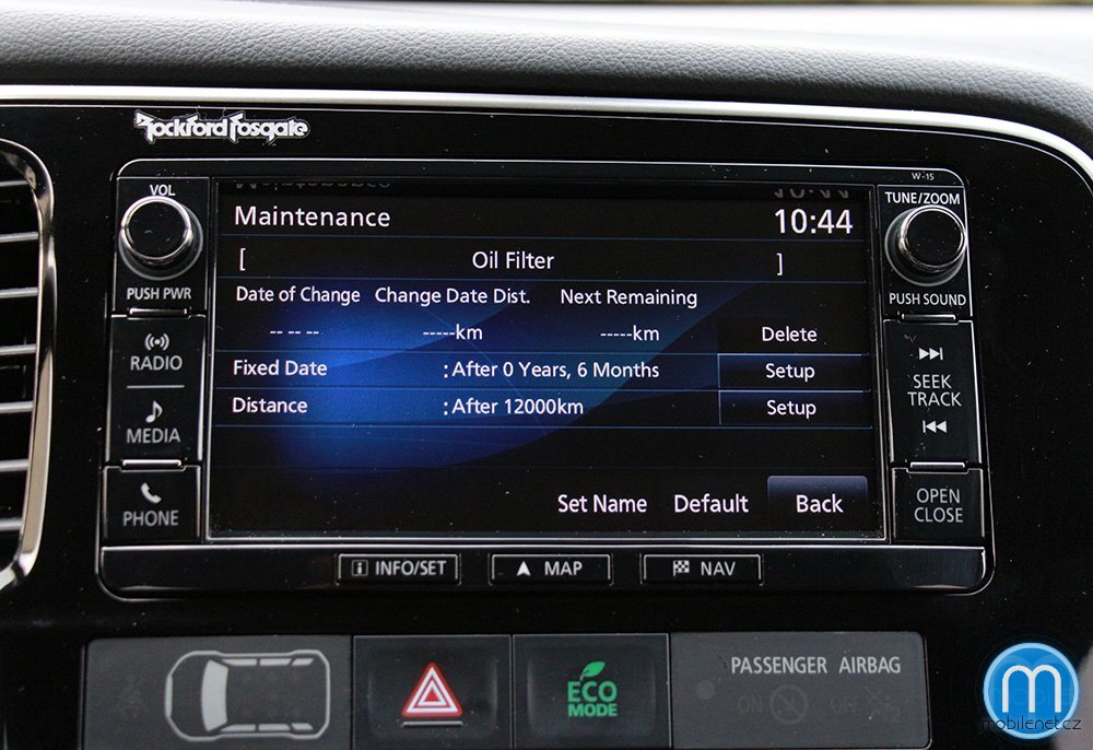 Mitshubishi Outlander infotainment