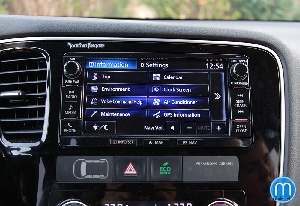Mitsubishi Outlander infotainment
