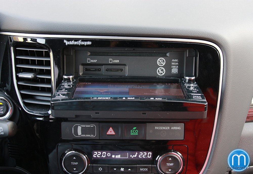 Mitsubishi Outlander infotainment