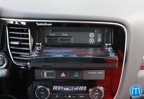 Mitsubishi Outlander infotainment
